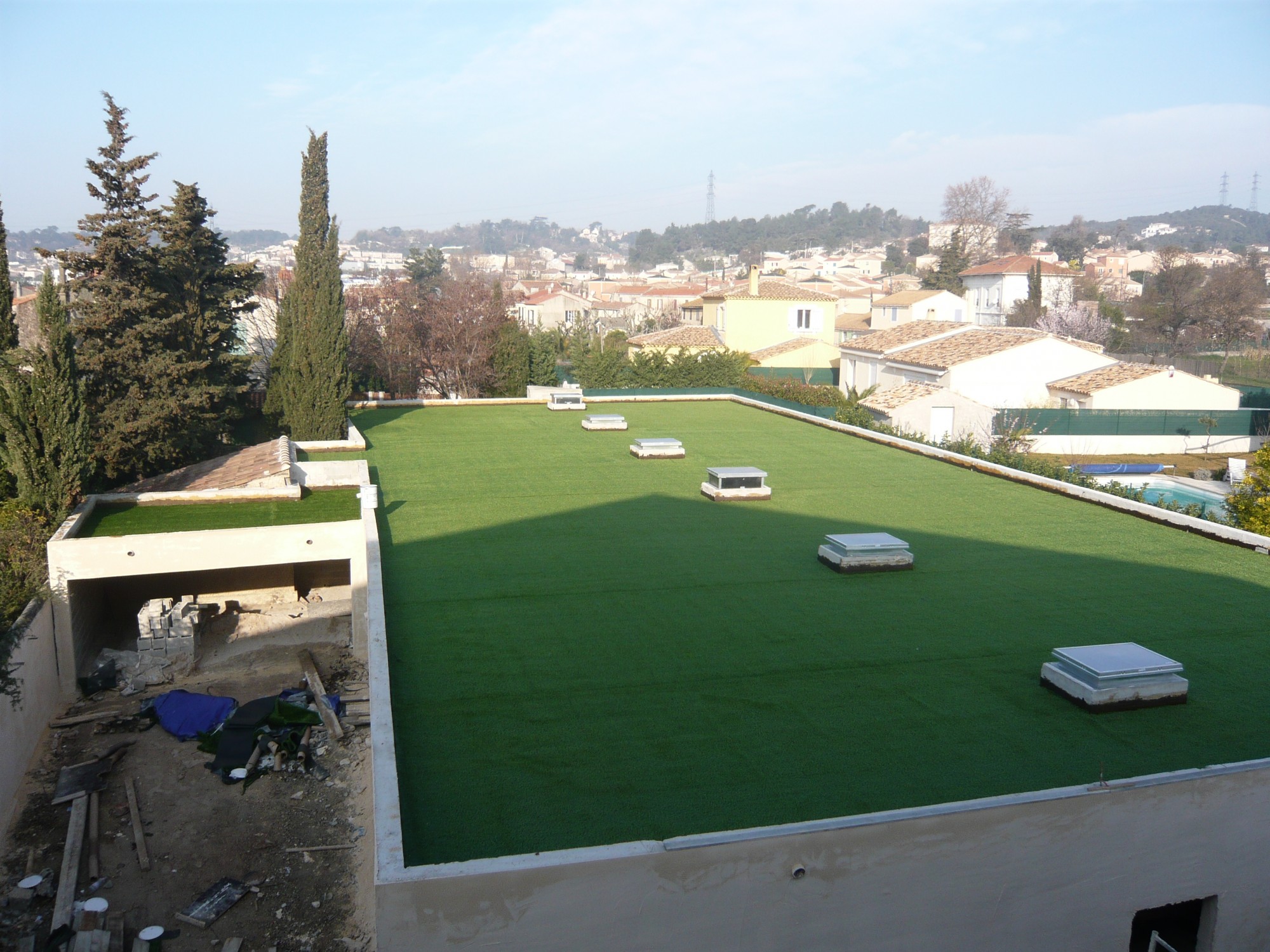 Pose d'une pelouse artificielle à Marseille